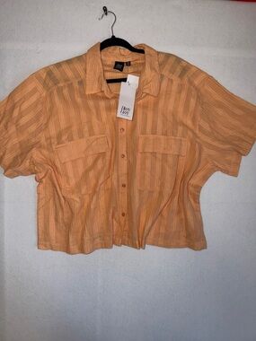 NWT Cropped Dizzy Lizzy Peach Textured Button-Up Shirt